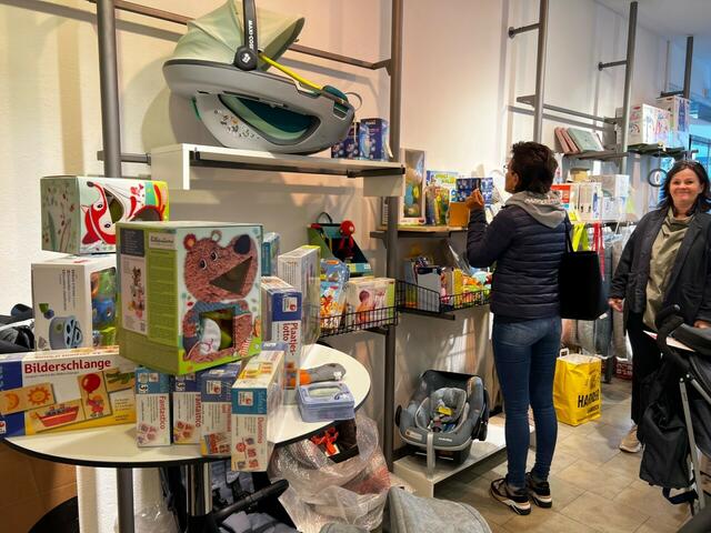 Spielzeug, Kinderwägen und vieles mehr von Baby Harrer. | Foto: Thurner