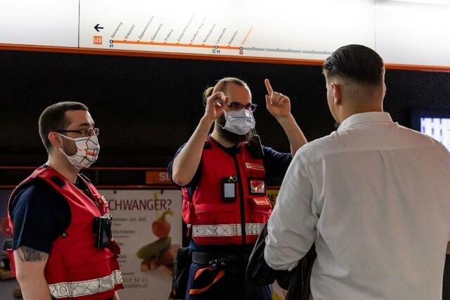 Security-Mitarbeiter der Wiener Linien waren unterwegs und versuchten, die Fahrgäste über die Maskenpflicht aufzuklären. | Foto: Wiener Linien