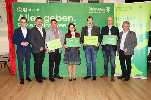 LAbg. Lukas Schnitzer, LAbg. Hubert Lang und der Greinbacher Vzbgm. Johann Schützenhöfer mit den Referenten der Bezirkskonferenz.  | Foto: Alfred Mayer