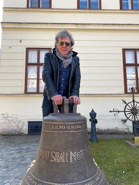 Ein weiteres Highlight: Auch Michael Patrick Kelly's Peace Bell kann im Bezirksmuseum Brigittenau besichtigt werden. Hier mit Museumsleiter Richard Felsleitner. | Foto: Bezirksmuseum Brigittenau