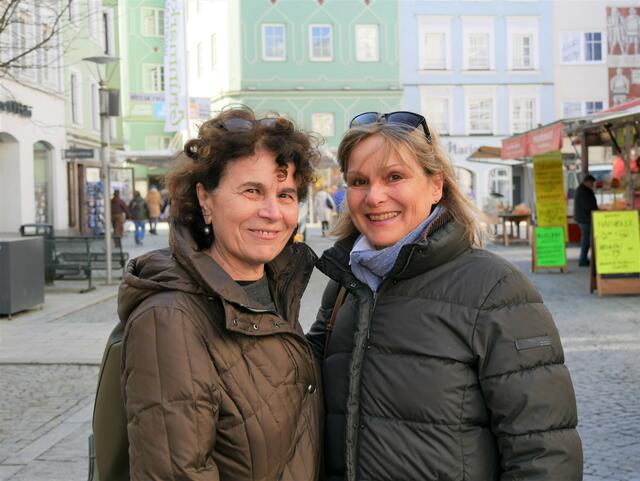 Inge und Martina genießen das schöne Wetter am Grünmarkt. | Foto: LAURA PUTZ