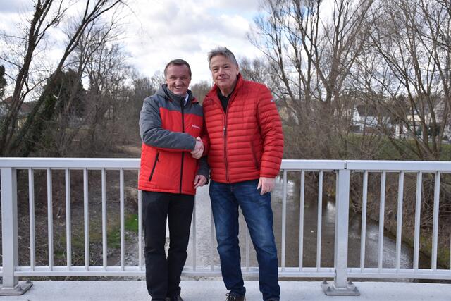 Neufelds Bürgermeister Michael Lampl und Ebenfurths Bürgermeister Alfredo Rosenmaier an der Leitha. | Foto: Zezula