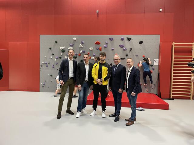 Bei der Eröffnung der neuen Rundturnhalle in Simmering: MA 51-Abteilungsleiter Anatol Richter, Bezirksvorsteher Thomas Steinhart (SPÖ), Sportlehrer der VS Florian-Hedorfer-Straße Stefan Pfabigan, SPÖ-Bezirksparteivorsitzender Rudi Kaske, Bezirksrat Michael Dedic (SPÖ). | Foto: Teischl/RMA