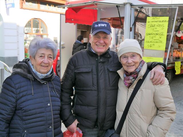 Luise, Franz und Ulrike verbringen gerne Zeit am Grünmarkt um Bekannte zu treffen. | Foto: LAURA PUTZ
