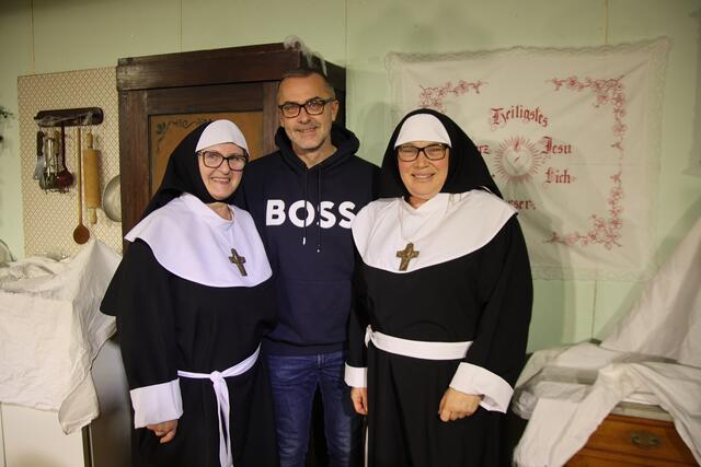 "Nonnen" Eva Haberl und Roswitha Reichl mit Regisseur Gerhard Riedl.