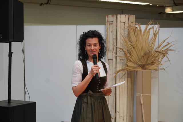 Cornelia Reichsthaler, alias „Die Dirndlerin“ führte durch die Modenschau. | Foto: Emanuel Hasenauer