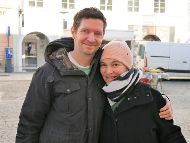 Stephan und Sandra verbringen ihren Dienstagvormittag am Hauptplatz. | Foto: LAURA PUTZ