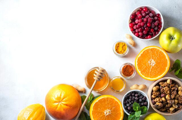 Der Vitamin-C-Bedarf kann durch Obst und Gemüse gedeckt werden. | Foto: stock.adobe: Gulsina