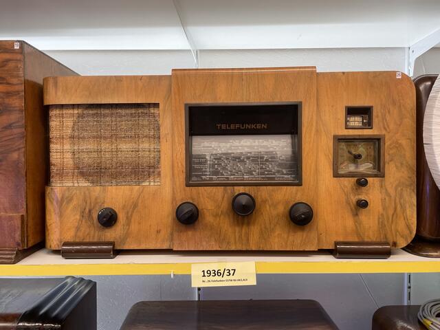 Die ältesten Radios aus vergangener Zeit sind aus Holz, da sie als Möbelstück gesehen wurden.  | Foto: Lisa Kropiunig
