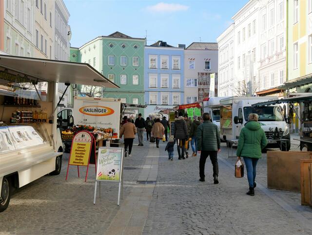 Der Grünmarkt lockt jeden Dienstag viele Besucher. | Foto: LAURA PUTZ