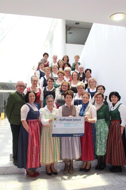 550.000 Euro von der OÖ. Goldhaubengemeinschaft gespendet. Bezirksobfrauen und Stellvertreterinnen mit Landesobfrau Martina Pühringer.   | Foto: pri