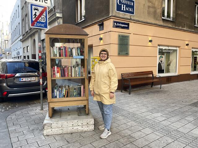 Gwen Göltl betreut den offenen Bücherschrank am Hugo-Bettauer-Platz.  | Foto: Tobias Schmitzberger