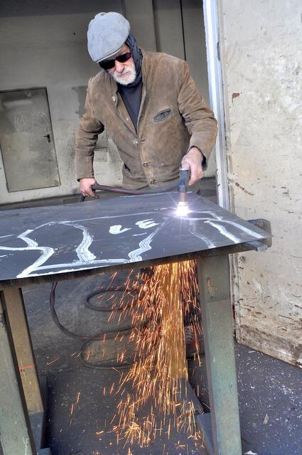 Horst Rainer: Arbeit am Pixner-Bühnenbild in Erpfendorf. | Foto: Kogler