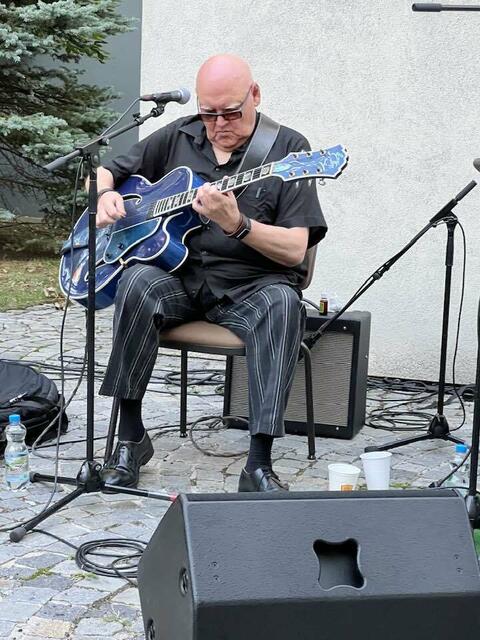 Die Jazzlegende Karl Ratzer hat bereits öfters im Bezirksmusem Brigittenau gespielt. Auch diesen Sommer wartet wieder kein kostenloses Konzert. | Foto: Richard Felsleitner