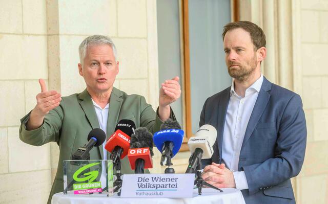 Im Vorfeld der nächsten Sitzung der Untersuchungskommission zur Wien Energie beklagten die Grünen und die ÖVP in einer Pressekonferenz die mangelnde Bereitstellung von Akten seitens der Stadtregierung. Diese befürchten eine "Austrocknung" der Kommission. | Foto: Martin Juen / SEPA.Media / picturedesk.com