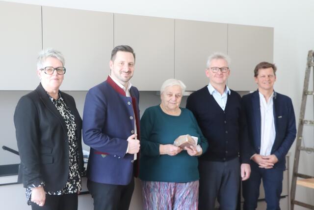 Rosa Haaser (Mitte) darf mit ihrer alten Hundedame Bella eine haustierfreundliche Wohnung im Erdgeschoss des "Betreuten Wohnens" beziehen. Im Bild: Gabriele Bischofer, Bgm. Andreas Gang, Rosa Haaser, Vize-Bgm. Markus Vögele und Heimleitung Gerold Stock. | Foto: Nimpf
