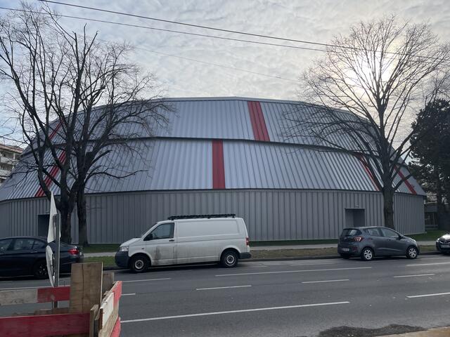 Im Zeitraum von 1972 bis 1974 wurden in Wien sechs Rundturnhallen in gleicher Größe, Konfiguration und Konstruktion errichtet. So auch jene in Simmering.