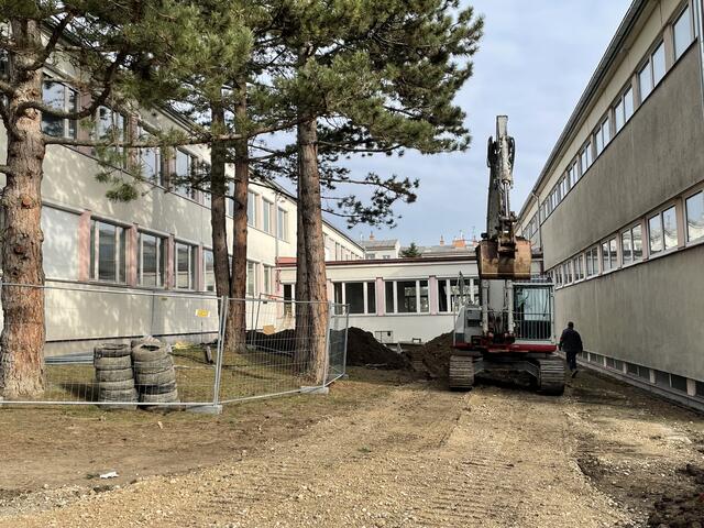 Das obere Stockwerk wird mit einem Trakt verbunden, ein Lift wird ebenso installiert.  | Foto: Lisa Kammann