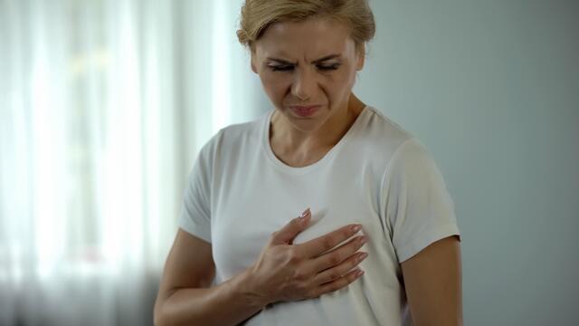 Klären Sie Schmerzen in der Brust immer ärztlich ab. | Foto: stock.adobe: motortion