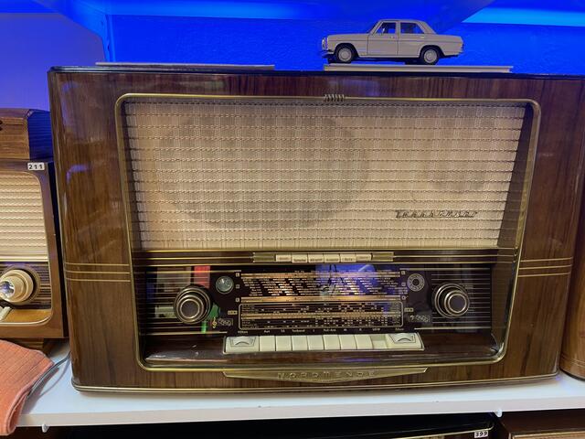 Die ausgestellten Radios funktionieren alle noch und sind richtige Meisterstücke.  | Foto: Lisa Kropiunig