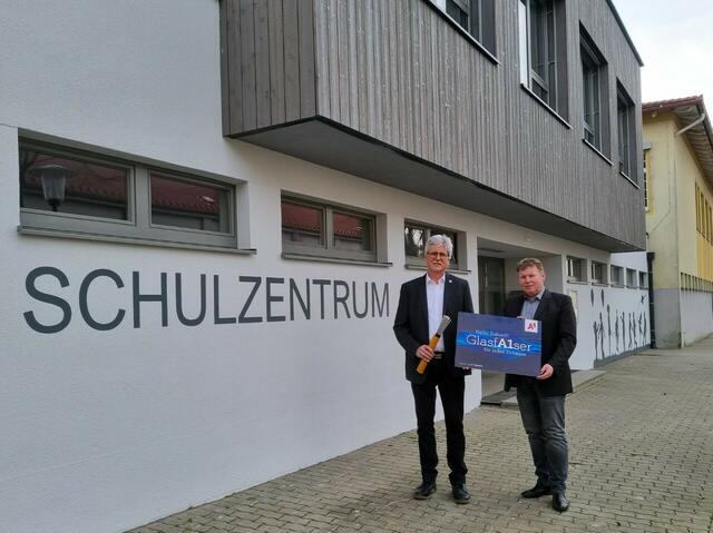 Günter Bamer, A1 Breitbandbeauftragter für Niederösterreich, und Bürgermeister Wolfgang Gaida freuen sich über das gemeinsame Projekt des flächendeckenden FTTH Breitbandausbaus in Hohenau an der March, der mit der Anbindung des neuen Schulzentrums startet. | Foto: Marktgemeinde Hohenau