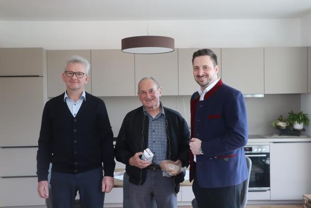 Vizebürgermeister Markus Vögele, Johann Haidegger und Bürgermeister Andreas Gang (v.l.) bei der traditionellen Übergabe von Salz und Brot für den Einzug. | Foto: Nimpf