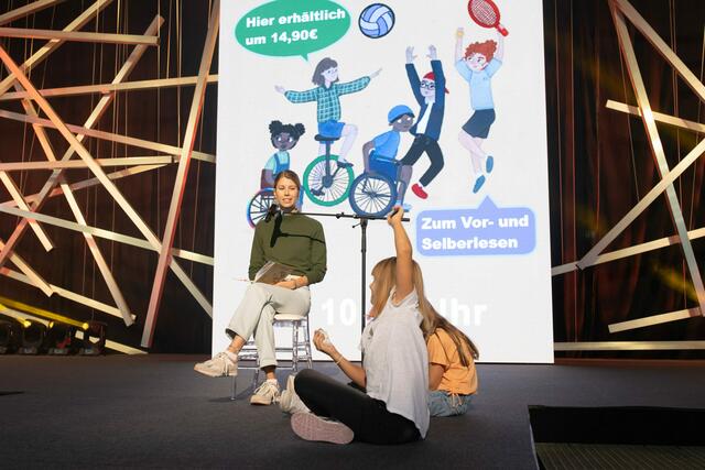 Melissa bei einer Vorlesung vor begeisterten Kindern | Foto: Nicolas Zangerle