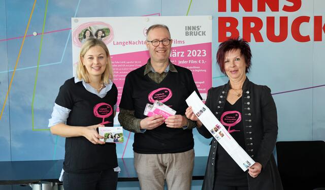 Stadträtin Elisabeth Mayr präsentierte gemeinsam mit Christian Hofer (Metropol Kino) und Uschi Klee (Referat Frauen und Generationen) das Programm der “LangenNachtdesFrauenfilms 2023”. | Foto: M. Darmann