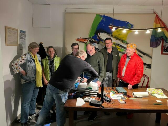 Margot Linke, Beate Kainz, Bernhard Tucek, Ernst Nadler, Jürgen Kainz, Gerhard Schill  &amp; Wolfgang Kirsch mit Blick auf den letzten Staubsauger des Abends. | Foto: Die Grünen Gänserndorf