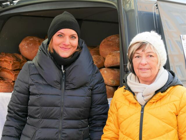 Barbara und Anita bieten ihr selbstgemachtes Brot an. | Foto: LAURA PUTZ