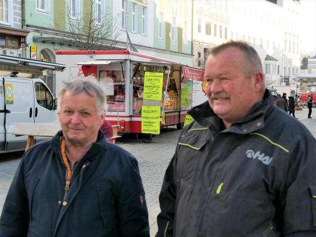 Josef und Herbert kommen jede Woche auf den Markt. | Foto: LAURA PUTZ