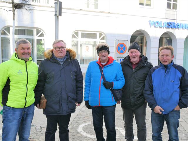 Diese Freunde kommen gerne auf den Grünmarkt um gemeinsam Zeit zu verbringen. | Foto: LAURA PUTZ