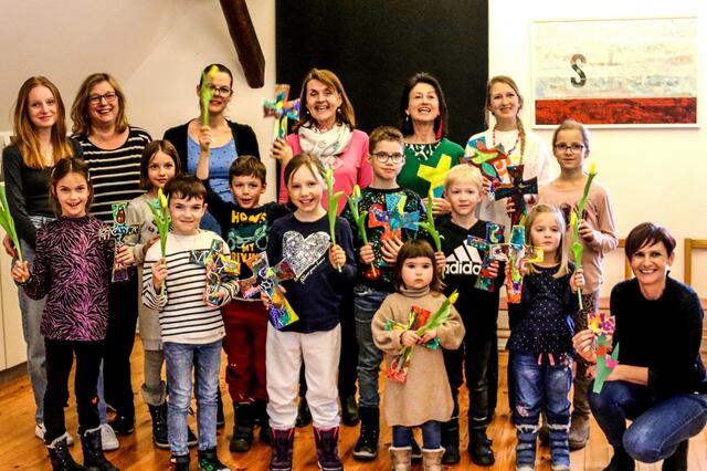 Die Kinder freuten sich mit dem pädagogischen Team des Kulturvereins über den gelungenen Workshop zur Fasten- und Oster-Zeit. | Foto: Kulturverein Drava