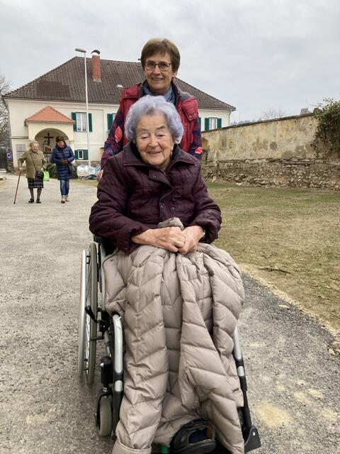 Frau Hermine Petritsch mit der freiwilligen Helferin, Frau Maria Prassl, freut sich sichtlich - der Ausflug führt in den Fernitzer Park.