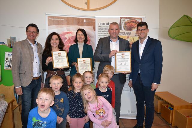 Landwirtschaftskammer-Präsident Siegfried Huber, Kindergartenleiterin Nicole Klade, Leiterin der Gemeindekindergärten Elke Maggauer-Hartl, Bürgermeister Hannes Primus und Agrarlandesrat Martin Gruber (von links) samt einigen Kindern vom Kindergarten St. Margarethen bei der Zertifikatübergabe. | Foto: MeinBezirk.at