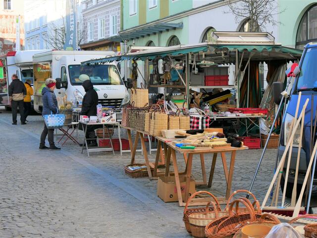 Auch selbstgemachte Taschen oder Körbe findet man auf dem Markt. | Foto: LAURA PUTZ