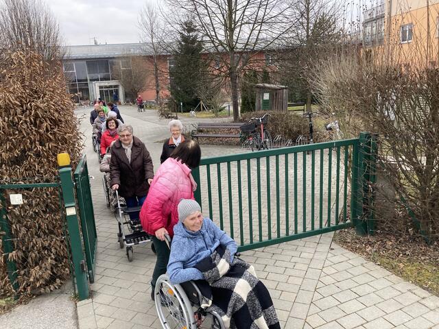 Dieses Mal ging's mit den Ehrenamtlichen im Konvoi zu Kaffee nach Fernitz - die Bewohnerinnen freuen sich schon in der wärmeren Jahreszeit auf ein Schleckeis!