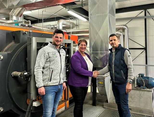 Stehen zum neuen Fernwäme-Ausbau in St. Peter im Sulmtal: Die Geschäftsführer der Green EnerTree Sulmtal GmbH Christian Brauchart (l.) und Johann Wundara mit LAbg. Bgm. Maria Skazel, hier im Heizhaus in Pölfing-Brunn. | Foto: Susanne Veronik