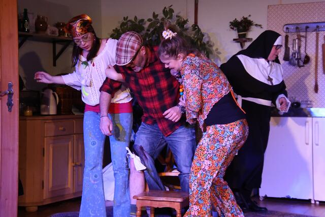 "Leg doch die Nonne um": Nonnen, Gangster und Hippies treffen sich in der Krimi-Komödie des Theatervereins Michaelbeuern.