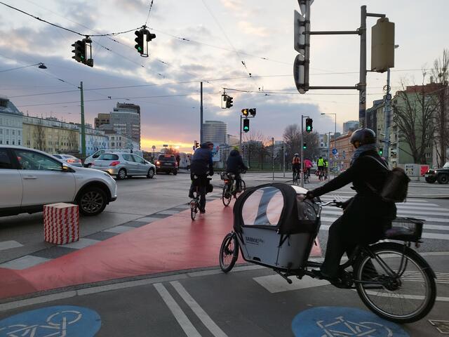 Die Radlobby sorgte mit der Aktion für einen größeren Radius bei den einbiegenden Kraftfahrzeugen.  | Foto: Radlobby Leopoldstadt