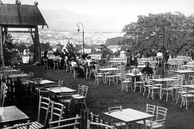 Geschätzt wurde das Lokal vor allem wegen seiner Aussicht über Linz. | Foto: Archiv der Stadt Linz
