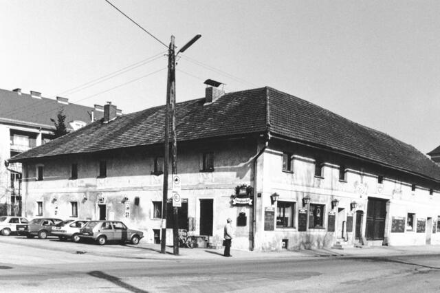 Die Aufnahme aus dem Jahr 1990 zeigt den „Dauphinehof“.  | Foto: Archiv der Stadt Linz