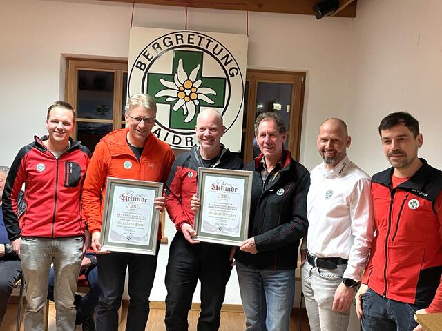 Drei Ehrungen für 25 Jahre Dienst bei der Bergrettungs-Ortsstelle Waidring. | Foto: Kogler