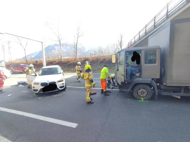 Bei der Kollision erlitt der Lenker des Pkws schwere Verletzungen. | Foto: FF Maishofen
