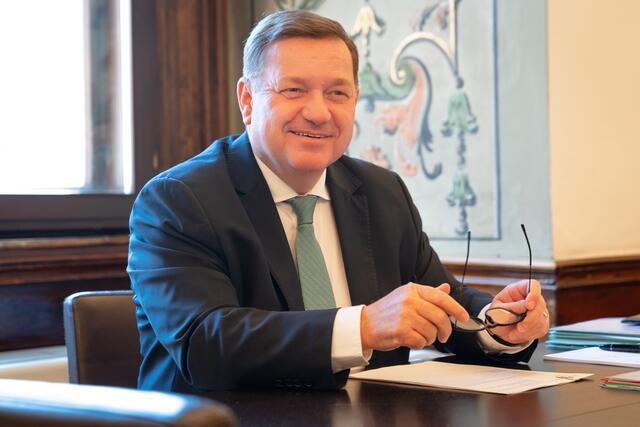 Landesrat Werner Amon freut sich, dass es gelungen ist, gezielte Maßnahmen zu erarbeiten, die rechtzeitig mit Herbst in Kraft treten und zu weiteren Erleichterungen ab dem Betreuungsjahr 2023/24 führen werden. | Foto: Land Steiermark