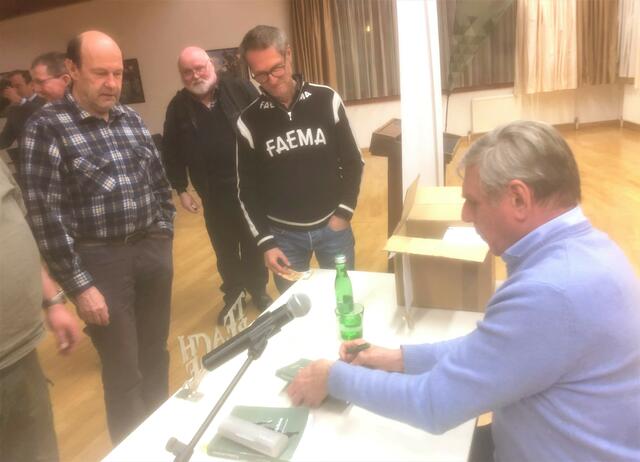 fleißig wurden seine Bücher gekauft | Foto: Gerhard F. Dujmovits - Austrian Soldier of Peace