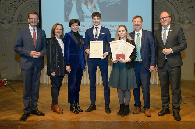 V. l.: Landesrat Markus Achleitner, WKOÖ-Vizepräsidentin Angelika Sery-Froschauer, Spartenobfrau Bank und Versicherung Michaela Keplinger-Mitterlehner, Jungkaufmann Gabriel Kolb, Jungkauffrau Alina Bettina Gastinger, Spartenobmann Handel Ernst Wiesinger und WKOÖ-Direktor-Stellvertreter Friedrich Dallamaßl. | Foto: cityfoto
