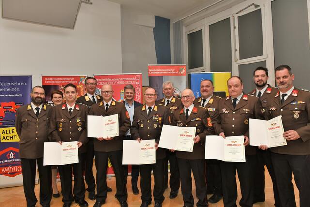 Beim Amstettner Bezirksfeuerwehrtag 2023 konnten Bezirksfeuerwehrkommandant Rudolf Katzengruber und sein Ernsthofner Stellvertreter Josef Fuchsberger so manche Ehrungen vornehmen. | Foto: Wolfgang Zarl