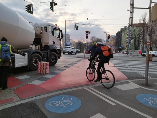 Aktion der Radlobby bei der Kreuzung der Franzensbrückenstraße mit der Schüttelstraße: Durch das "Sicherungselement" hatten die Zufußgehenden und Radfahrenden mehr Platz.  | Foto: Radlobby Leopoldstadt
