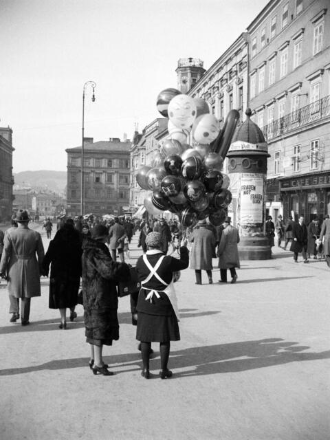 Im Hintergrund des Bildes sind der Linzer Brückenkopf vor seinem Umbau ab 1938 sowie der markante Turm des Linzer Rathauses zu erkennen. | Foto: Archiv der Stadt Linz